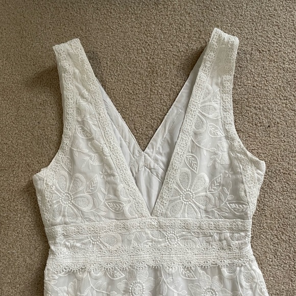 BB Dakota // White Flower Power V-Neck Dress NWOT - Picture 11 of 12